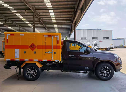 鄂托克前爆破器材运输车