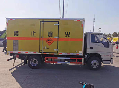 鄂托克前爆破器材运输车工人安全操作规范与智能技术保障